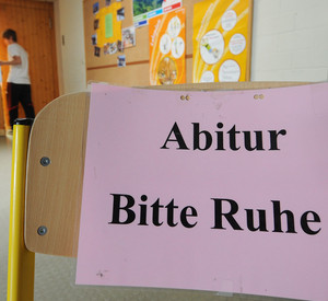Schild „Abitur - Bitte Ruhe"; Bild: dpa