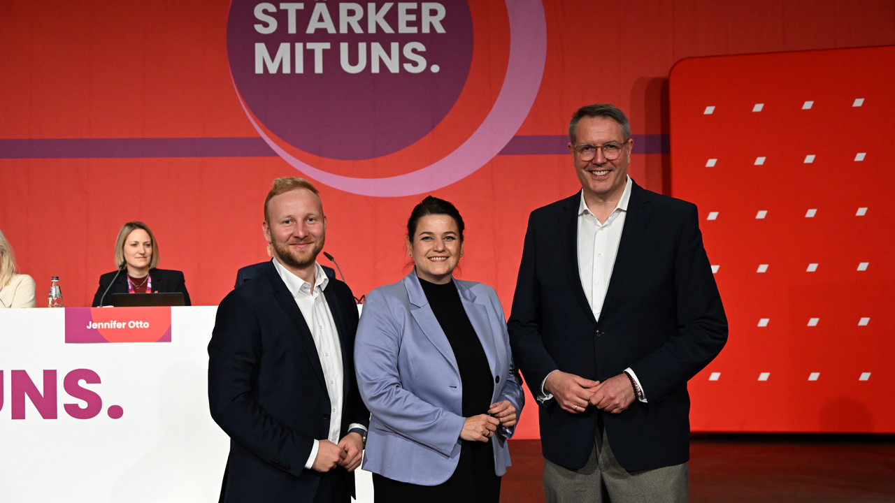 Auf dem Bild ist Ministerpräsident Alexander Schweitzer mit der DGB-Vorsitzenden Susanne Wingertszahn und ihrem Stellvertreter Timo Ahr zu sehen.