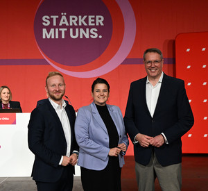 Auf dem Bild ist Ministerpräsident Alexander Schweitzer mit der DGB-Vorsitzenden Susanne Wingertszahn und ihrem Stellvertreter Timo Ahr zu sehen.