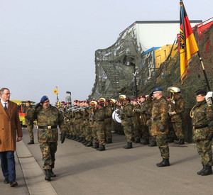 Ministerpräsident Alexander Schweitzer ist bei der Bundeswehr in Koblenz zu Besuch.