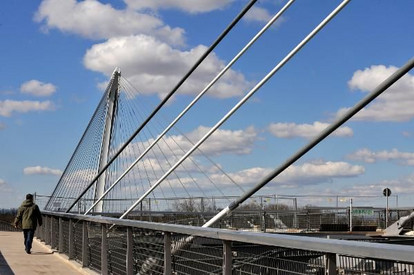 Die Fußgängerbrücke in Kehl verbindet Deutschland und Frankreich.