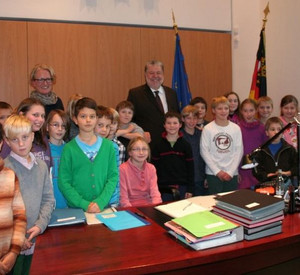 Ministerpräsident Kurt Beck mit Grundschülerinnen und Grundschülern in seinem Amtszimmer; Foto: Staatskanzlei
