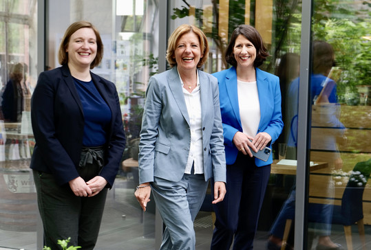 Pressekonferenz mit Malu Dreyer, Katharina Binz und Daniela Schmitt zu einem Jahr Regierungsarbeit in Rheinland-Pfalz.