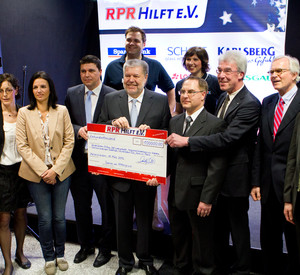 Gruppenbild, von links: Andrea Willig (RPR Hilft e.V.)C, Katja Masendorf (Kinderhospiz Koblenz), Ursula Demmer (Sterntaler Dudenhofen), Tobias Heger (Vorstand RPR Hilft e.V.) Kunze (hinten), Ministerpräsident Kurt Beck,  Nadja (hinten), Friedbert Samland