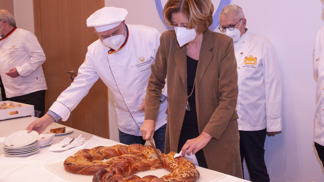 Ministerpräsidentin Malu Dreyer beim Anschneiden der Neujahrsbrezel.
