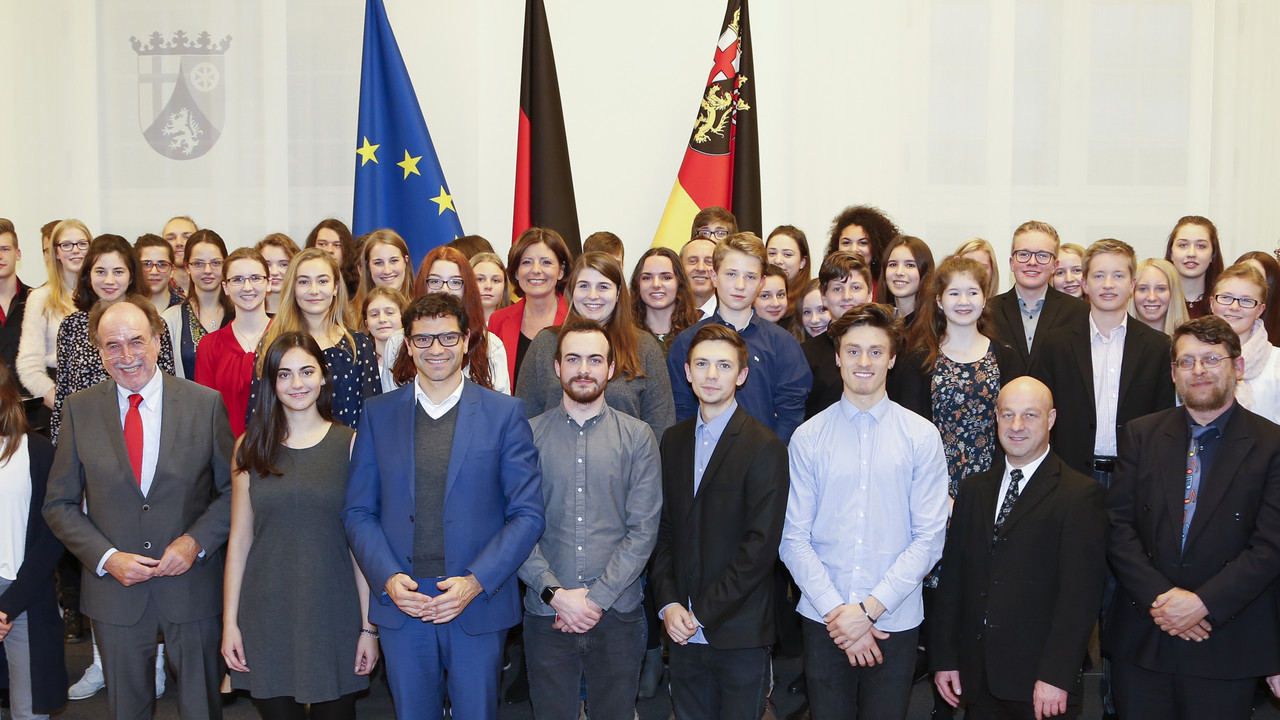 Alle Preisträgerinnen und Preisträger der Laienmusikwettbewerbe mit Ministerpräsidentin Malu Dreyer, Minister Prof. Dr. Konrad Wolf, Staatssekretär Prof. Dr. Salvatore Barbaro und dem Präsidenten des Landesmusikrats Rheinland-Pfalz Peter Stieber