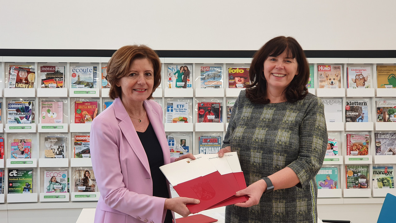 Ministerpräsidentin Malu Dreyer und Oberbürgermeisterin Jutta Steinruck bei der Übergabe der Förderbescheide in Ludwighafen