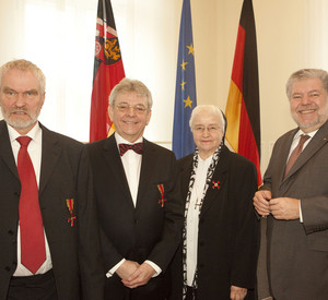 Ministerpräsident Beck mit den neuen Trägern des Bundesverdienstkreuzes; Bild: Bauer