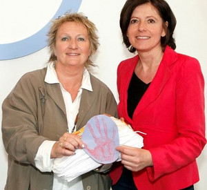 Kinderministerin Irene Alt übergibt 350 rote Handabdrücke der Aktion „Red Hand Day“ aus Speyer an Ministerpräsidentin Malu Dreyer. Bild: Pipprich / Staatskanzlei