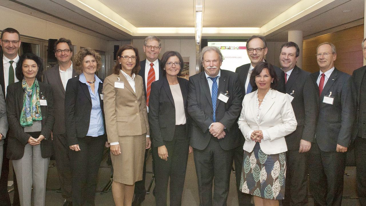 Mitglieder des ZIRP-Vorstands (vlnr): Brigitte Mannert, Dr. Alexander Hedderich, Heidrun Schulz, Prof. Alexander Hülshoff, Eveline Lemke, Margret Suckale, Prof. Dr. Roland Euler, Malu Dreyer, Frank Durpé, Dr. Michael Kassner, Heike Arend, Dr. Werner Wol