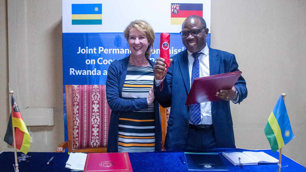 Staatssekretärin Heike Raab und Minister Jean Claude Musabyimana Partnerschaftsabkommen Rheinland-Pfalz und Ruanda
