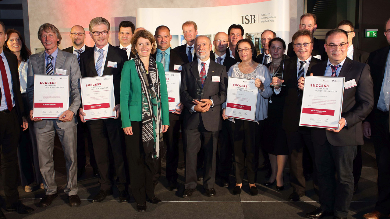Wirtschaftsministerin Eveline Lemke und Dr. Ulrich Link, Mitglied des Vorstandes der ISB, mit den Prämienempfängerinnen und Prämienempfängern