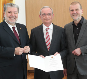 Ministerpräsident Kurt Beck und Justizminister Jochen Hartloff überreichten Prof. Dr. Karl-Friedrich Meyer (Mitte) die Ruhestandsurkunde. Bild: Stefan Sämmer / © Staatskanzlei