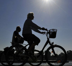 Das Auto stehenlassen und stattdessen Bus, Bahn und Fahrrad nutzen oder zu Fuß gehen, darum geht es beim Autofasten; Bild: dpa