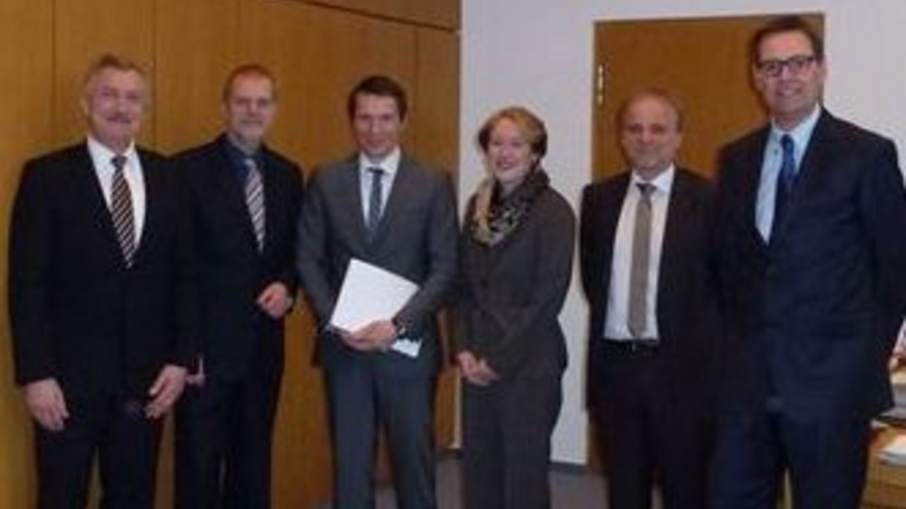 Justizminister Jochen Hartloff (2.v.l.) überreichte Markus Gietzen (3.v.l.) die Ernennungsurkunde; Bild: mjv