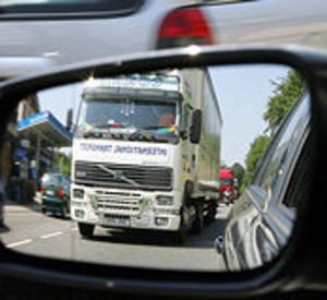 LKW im Rückspiegel