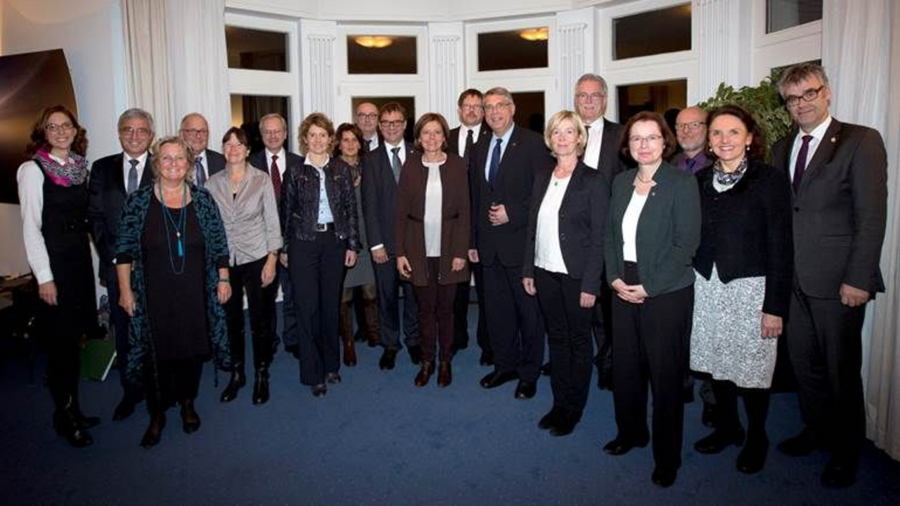 Der rheinland-pfälzische Ministerrat zusammen mit den Vertreterinnen und Vertretern der drei evangelischen Landeskirchen