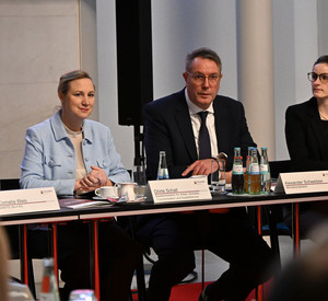 Ministerpräsident Alexander Schweitzer und Digitalministerin Dörte Schallt bei der 9. Sitzung des Netzbündnisses.