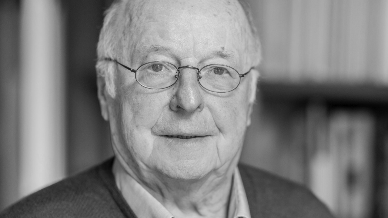 17.04.2019, Nordrhein-Westfalen, Bonn: Norbert Blüm (CDU), ehemaliger Arbeits- und Sozialminister, steht in seinem Arbeitszimmer.      