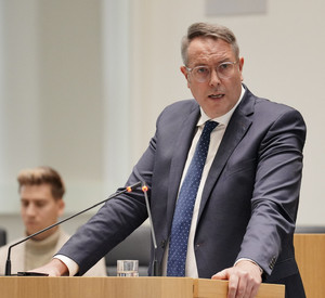Ministerpräsident Alexander Schweitzer seiner Rede zur Einbringung des Hauhaltes 25/26.