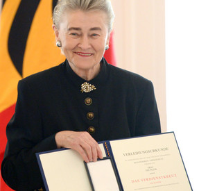 Fee Fleck mit dem Verdienstorden der Bundesrepublik Deutschland;