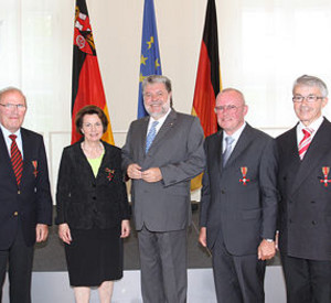 Kurt Beck mit Helga Hammer, Reinhard Roos, Horst Reinfrank und Helmut Ranze; Bild: Sämmer