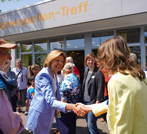 Ministerpräsidentin Malu Dreyer beim Besuch des Nachbarschaftsfestes beim Römerquellen-Treff.