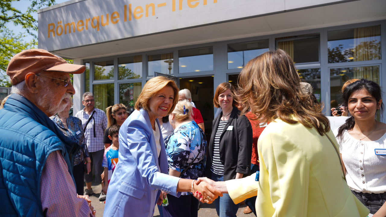 Ministerpräsidentin Malu Dreyer beim Besuch des Nachbarschaftsfestes beim Römerquellen-Treff.