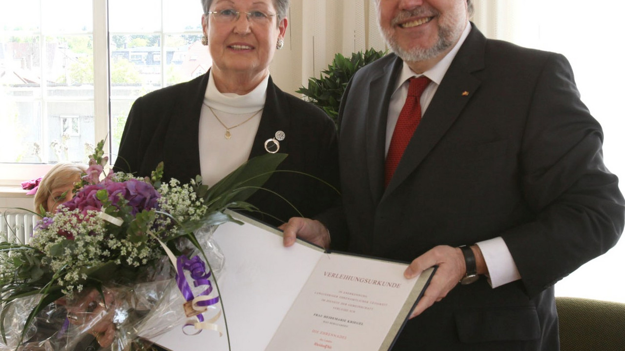 Heidemarie Kriegel und Ministerpräsident Kurt Beck; Bild: van Schie