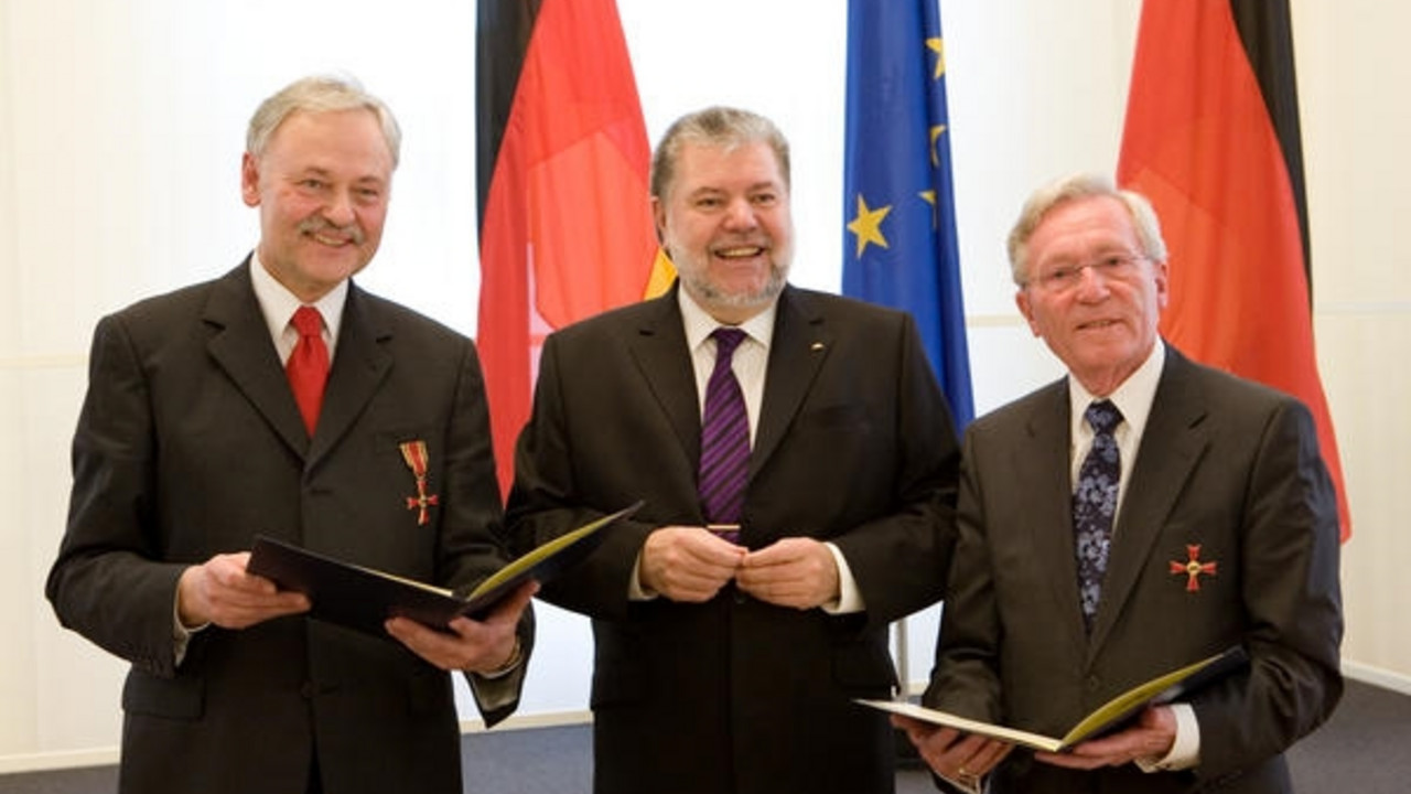 Beck überreicht Bundesverdienstkreuz an Barabosch (links) und Koggel (rechts); Bild: Pipprich