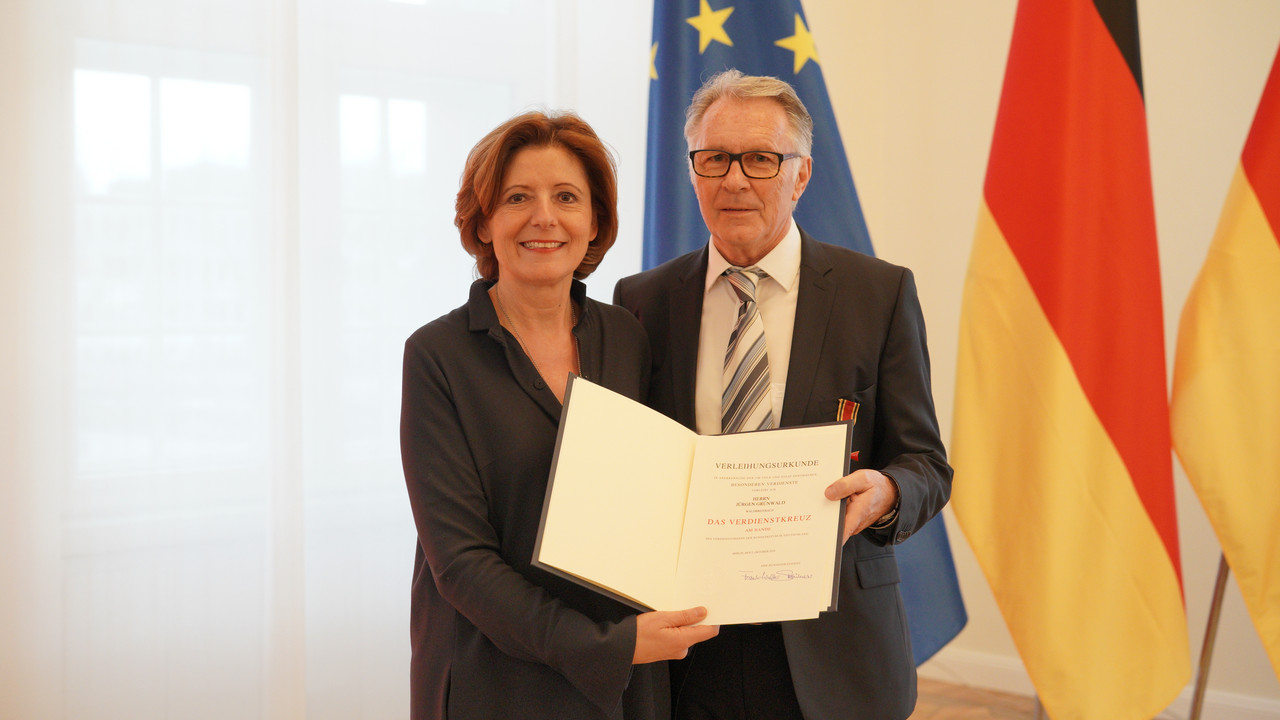 Ministerpräsidentin Malu Dreyer überreicht Jürgen Grünwald aus Waldbreitbach das Bundesverdienstkreuz am Bande.             