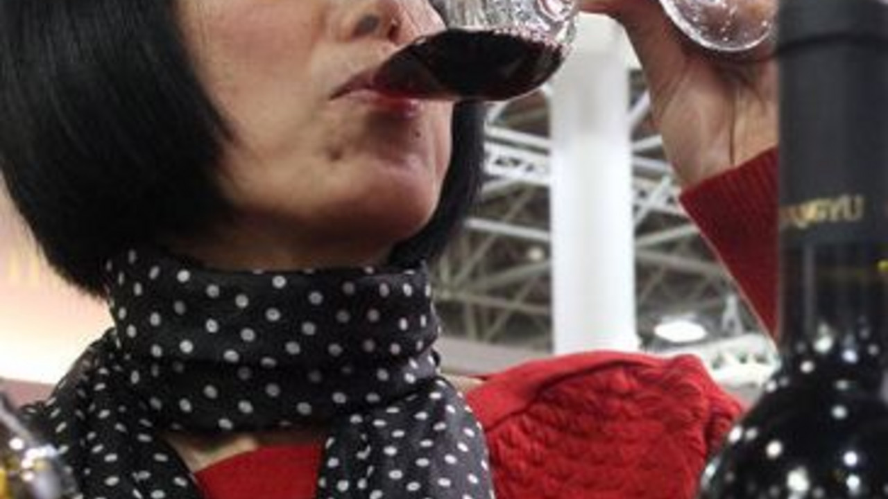 Chinesin trink Wein; Bild: dpa