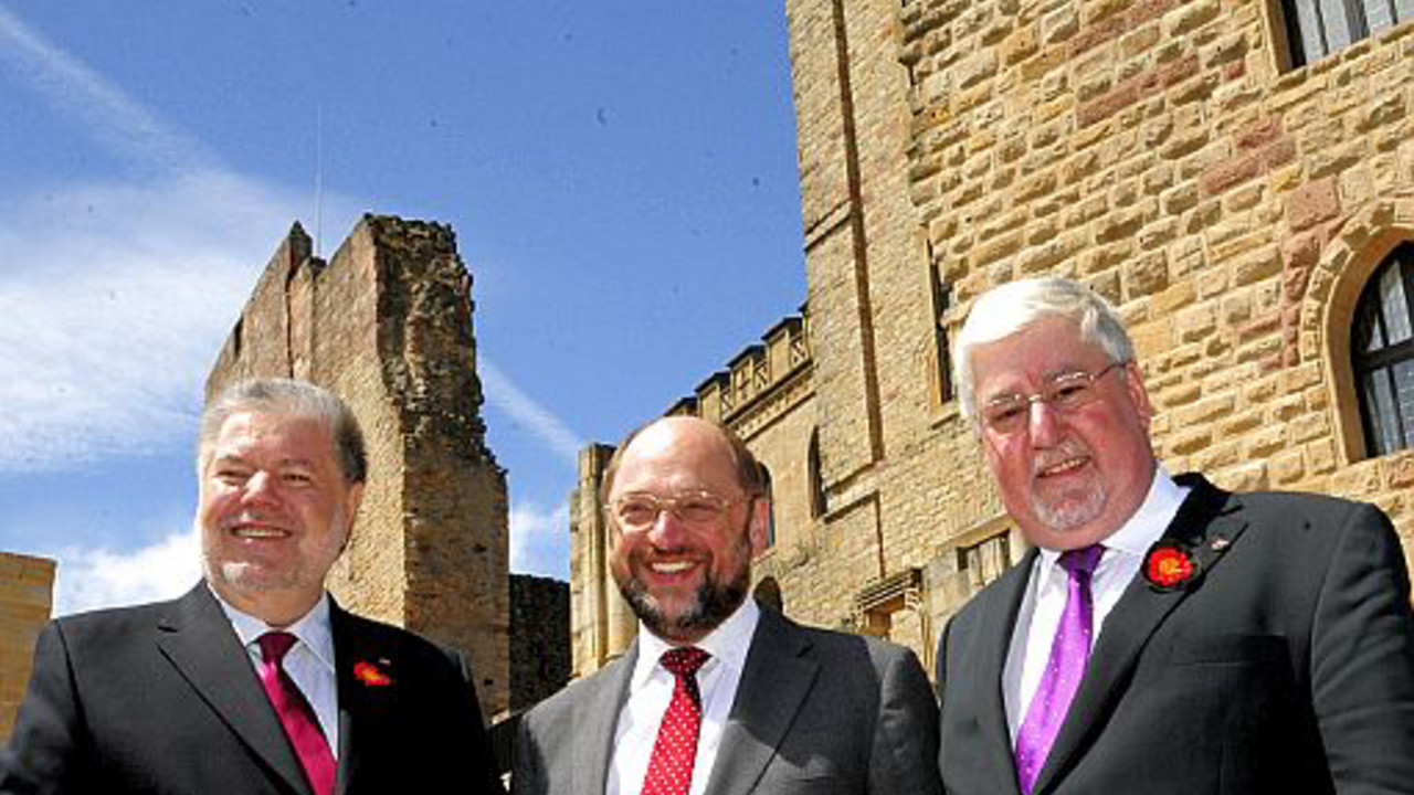 Ministerpräsident Kurt Beck, der Präsident des Europäischen Parlaments, Martin Schulz, und  Landtagspräsident Joachim Mertes vorm Hambacher Schloss; Bild: Benz / © Staatskanzlei