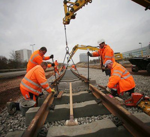Die ersten Gleise der sogenannten "Mainzelbahn" werden in Mainz verlegt; Bild: dpa