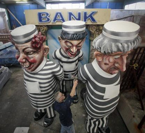 Motivwagen "Bad Banker" wird für den Rosenmontagszug in Mainz vorbereitet; Bild: dpa