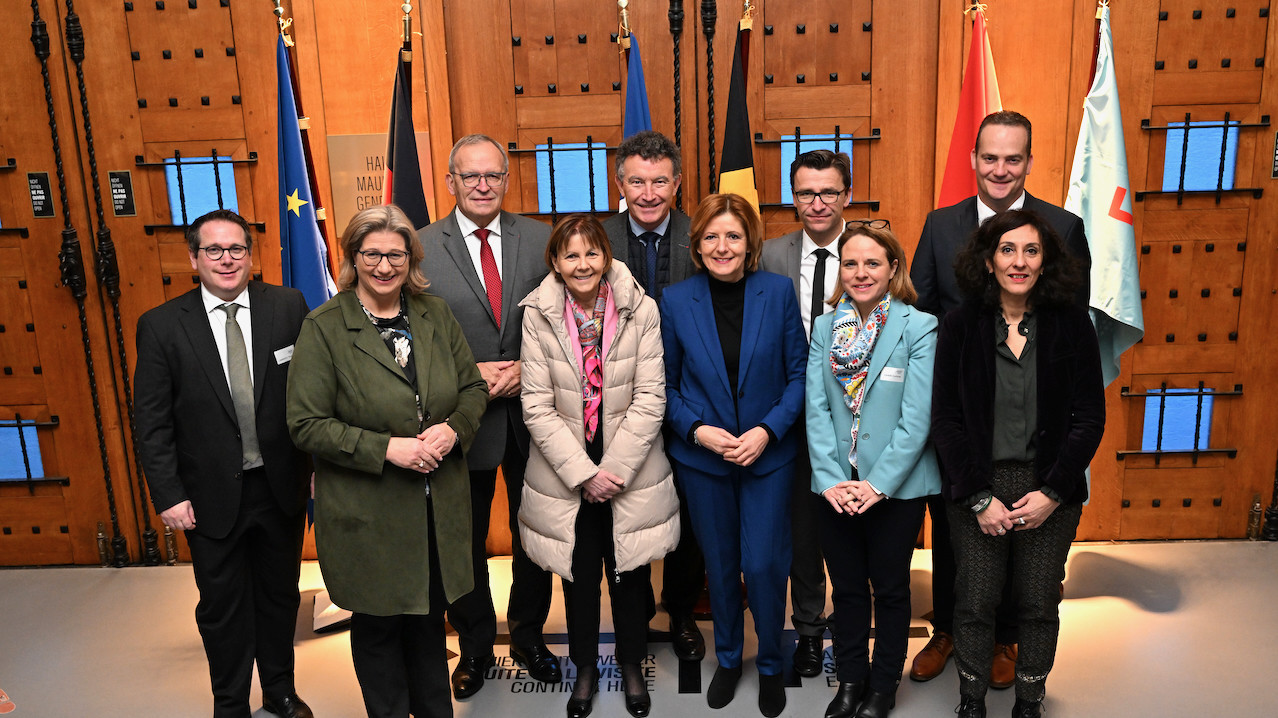 Die Exekutiven der Großregion, vertreten durch Lothringen in der Region Grand Est (FR), Rheinland-Pfalz (DE), die Wallonie und die Deutschsprachigen Gemeinschaft Belgiens (BE), das Großherzogtum Luxemburg (LU) und das Saarland (DE), traten im Mémorial de Verdun zusammen. Rheinland-Pfalz vertraten Ministerpräsidentin Malu Dreyer, Mitte, und u.a. ADD-Präsident Thomas Linnertz (4.v.l.).