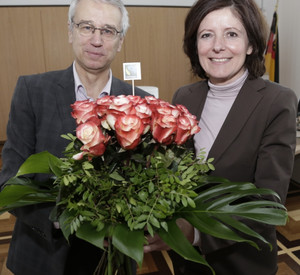 Dieter Overath überreicht Fairtrade-Rosen an Malu Dreyer; Bild: Alexander Heimann / © Staatskanzlei