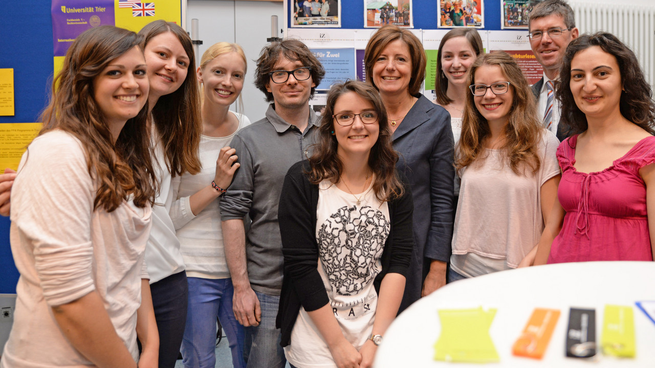 Ministerpräsidentin Malu Dreyer mit Studierenden der Universität Trier