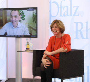 Ministerpräsidentin Malu Dreyer im Gespräch mit Ehrengast Prof. Ugur Sahin, dem Mainzer Impfstoffentwickler von BioNtech
