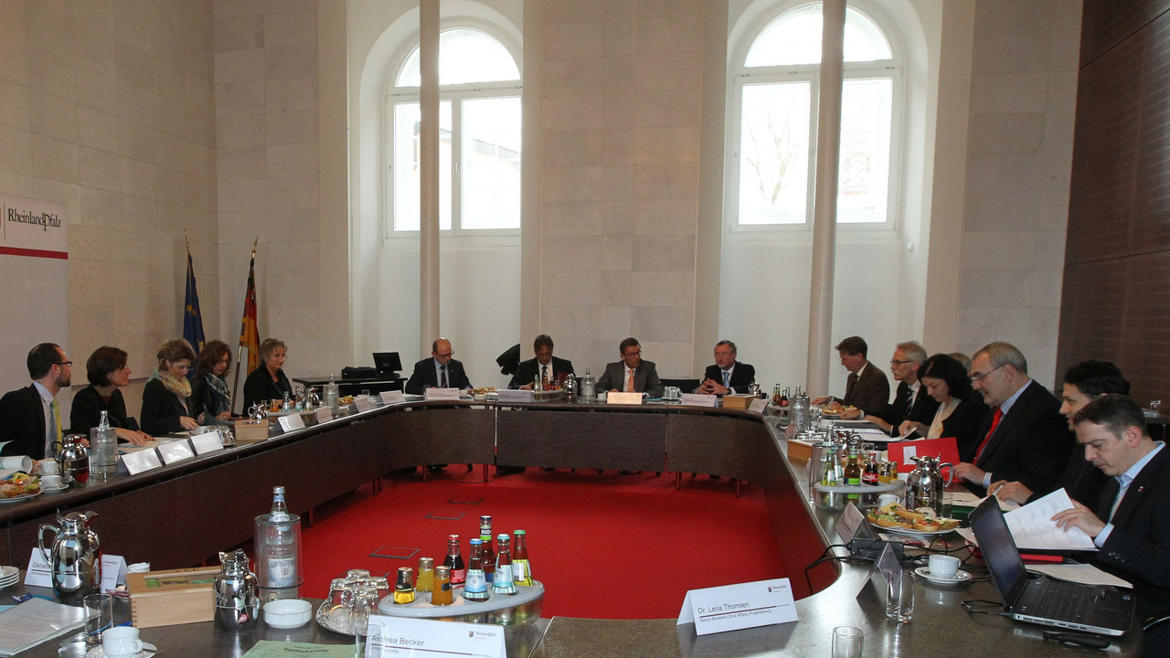 Die Partner am Ovalen Tisch fordern angesichts des wachsenden Fachkräftebedarfs eine qualifizierte und gesteuerte Zuwanderung; Bild: Sämmer / © Staatskanzlei RLP
