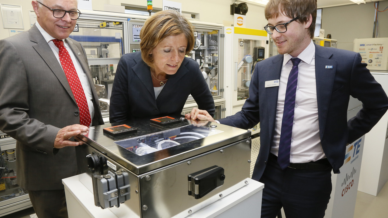 Ministerpräsidentin Malu Dreyer bei ihrem Besuch der SmartFactory im DFKI Kaiserslautern