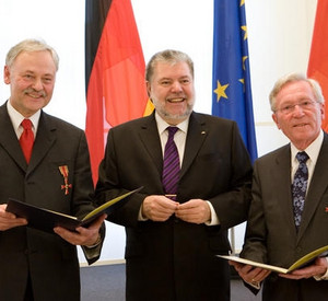 Beck überreicht Bundesverdienstkreuz an Barabosch (links) und Koggel (rechts); Bild: Pipprich