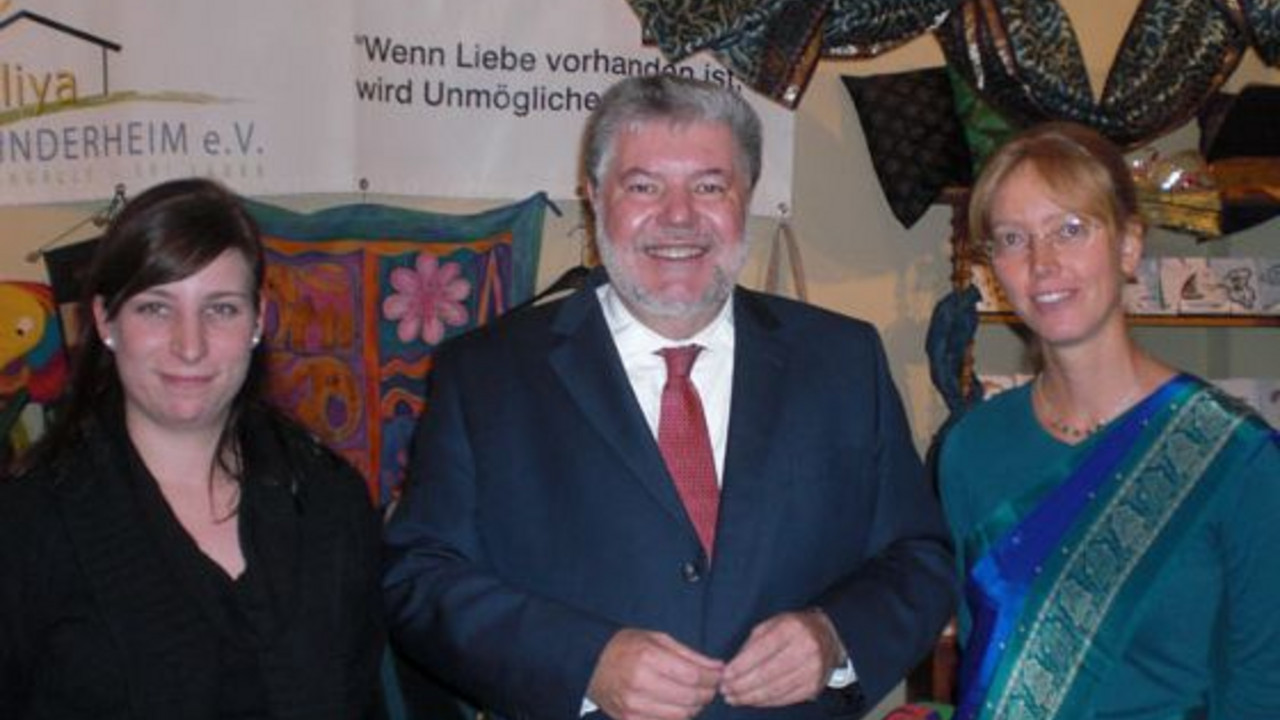 Kurt Beck mit den Geschäftsführerinnen des Vereins; Bild: Eliya e.V.