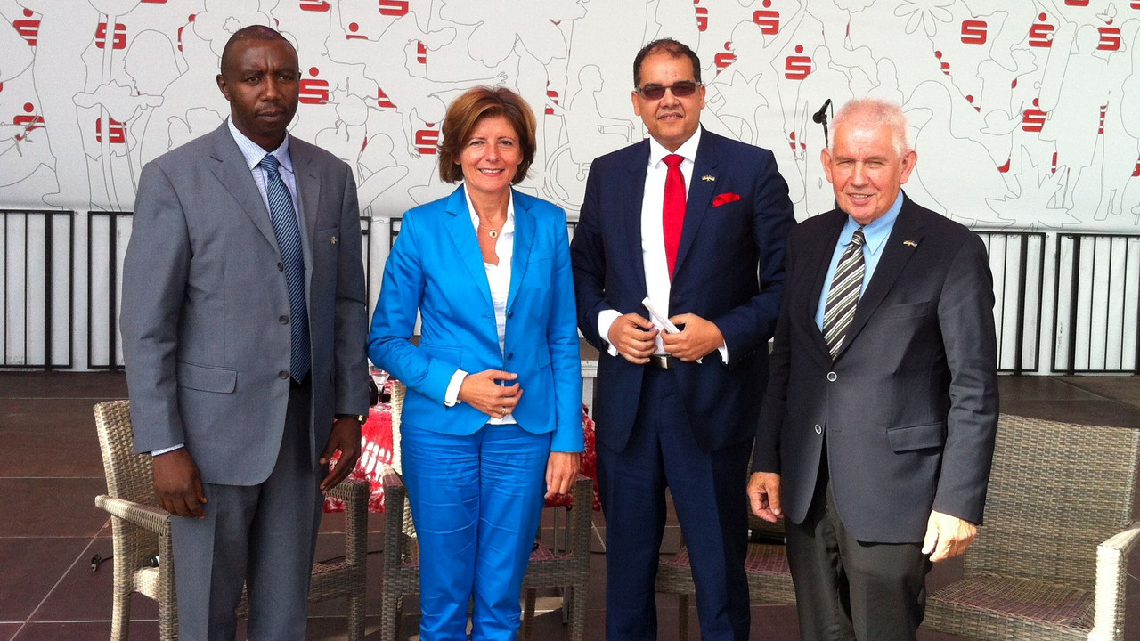 Ministerpräsidentin Malu Dreyer mit Francois Mbabazi, Bürgermeister des Distrikts Ruhango, Igor Cesar, Botschafter der Republik Ruanda in Berlin und Dr. Richard Auernheimer, Präsident Partnerschaftsverein Rheinland-Pfalz / Ruanda e.V. 