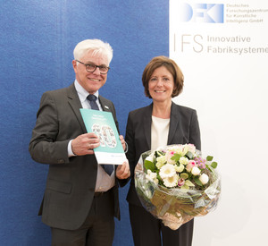 Ministerpräsidentin Malu Dreyer mit Prof. Detlef Zühlke von Smart Factory