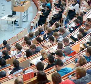 Studenten im Hörsaal; Foto: dpa