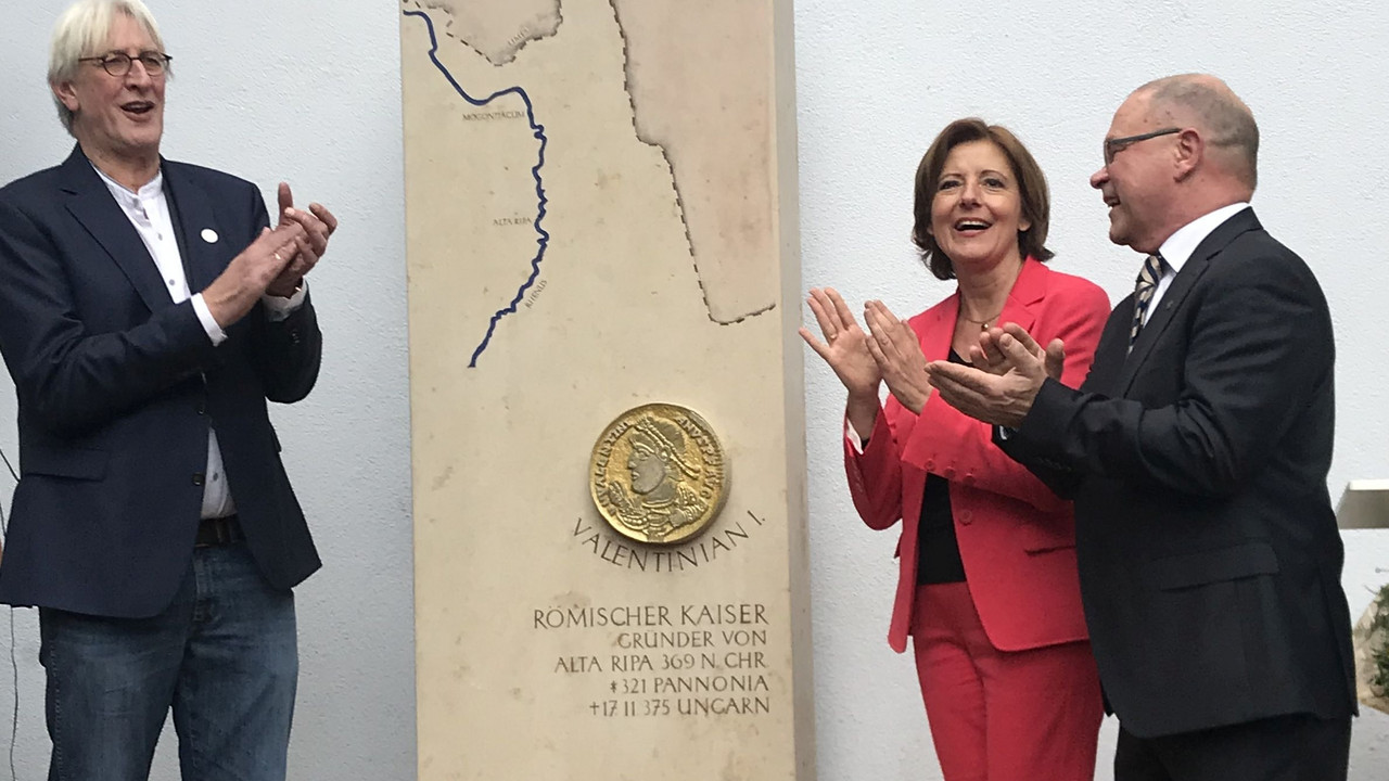 Ministerpräsidentin Malu Dreyer bei der feierlichen Enthüllung der Valentinian-Stele.