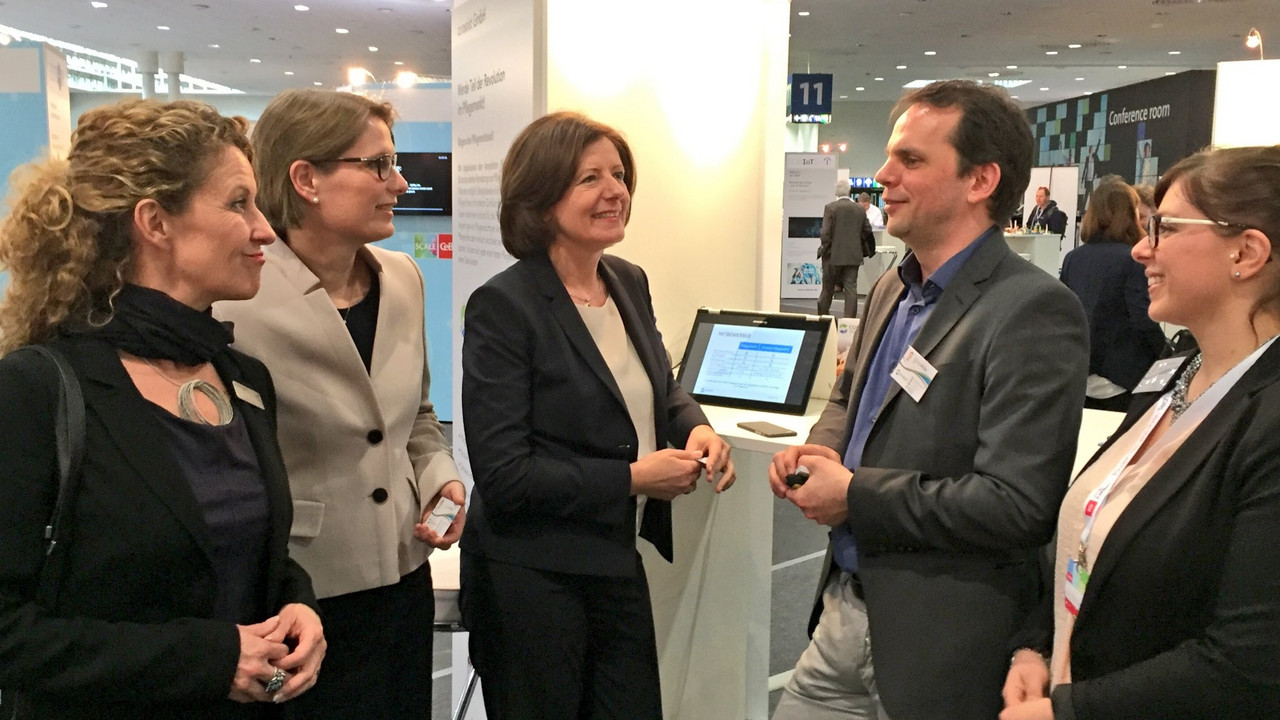 Am Stand von @curassist, ein Startup, das Pflegekräfte mit Patienten vernetzt