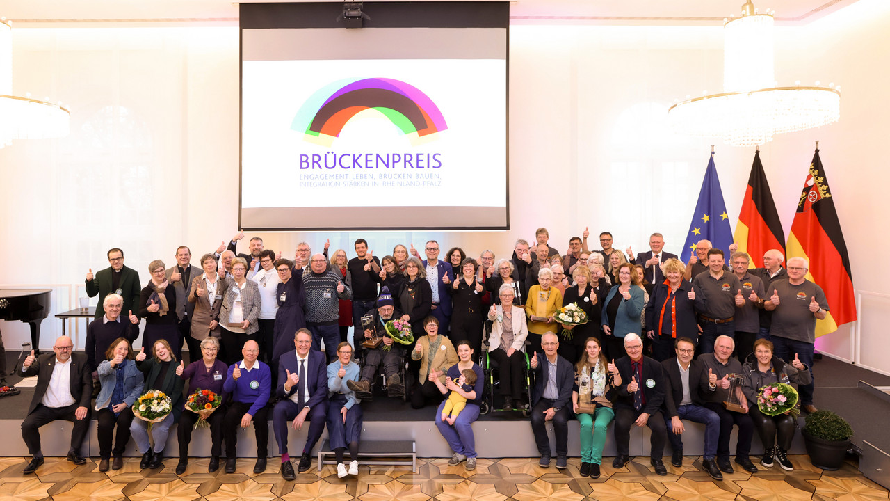 Ministerpräsident Alexander Schweitzer hat das Engagement von sechs ehrenamtlichen Initiativen mit dem Brückenpreis gewürdigt.