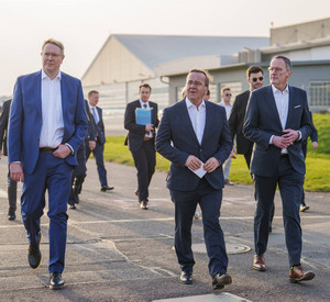 Alexander Schweitzer (l-r, SPD), Ministerpräsident von Rheinland-Pfalz, Boris Pistorius (SPD), Bundesverteidigungsminister, und Michael Ebling (SPD), Innenminister von Rheinland-Pfalz, gehen über den Flugplatz Mainz-Finthen. Mit Statements zur rheinland-pfälzischen Drohnenabwehrkompetenz haben sich der Bundesverteidigungsminister, der Ministerpräsident und der Innenminister von Rheinland-Pfalz auf dem Flugplatz Mainz-Finthen geäußert.